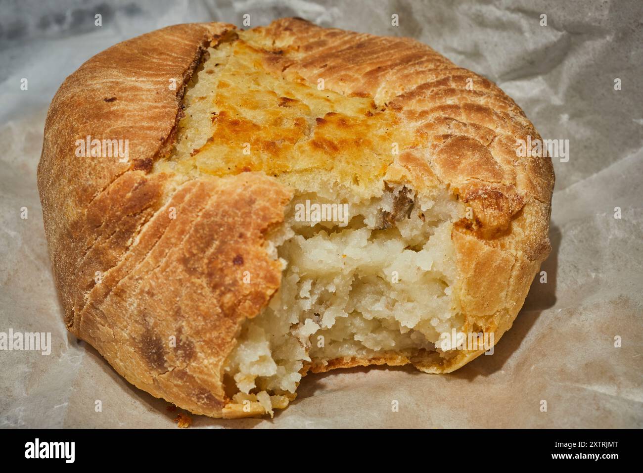 Ein Kartoffelknish aus Knish Nosh in Rego Park, Queens, New York, USA Stockfoto