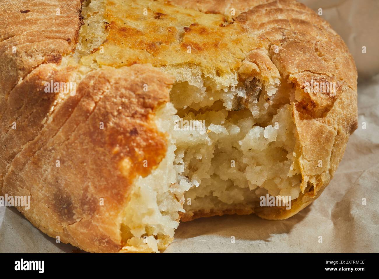 Ein Kartoffelknish aus Knish Nosh in Rego Park, Queens, New York, USA Stockfoto