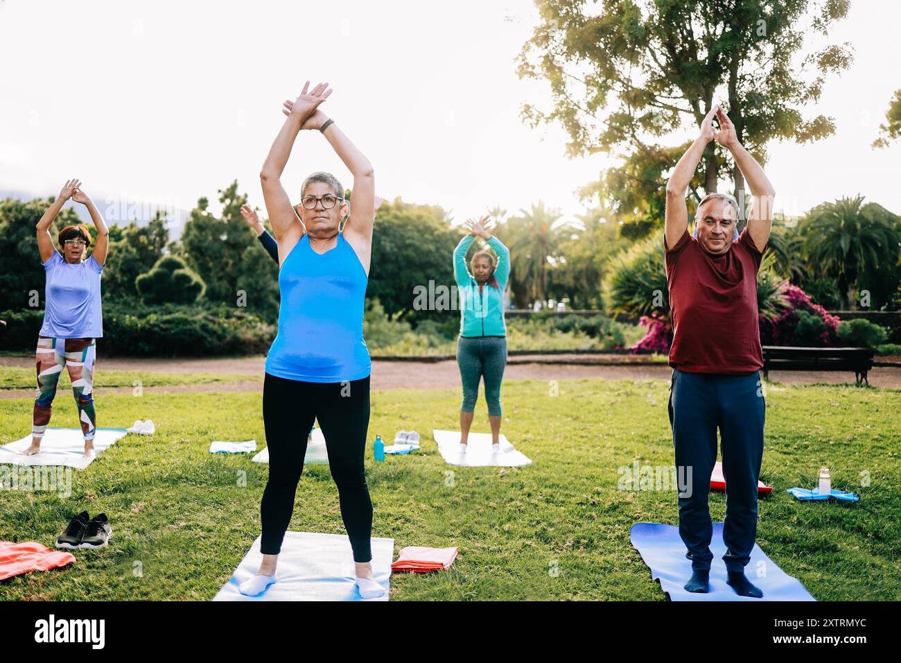 Sport, ältere multirassische Freunde machen Yoga-Training in Park City. Senioren, Fitnesskonzept Stockfoto