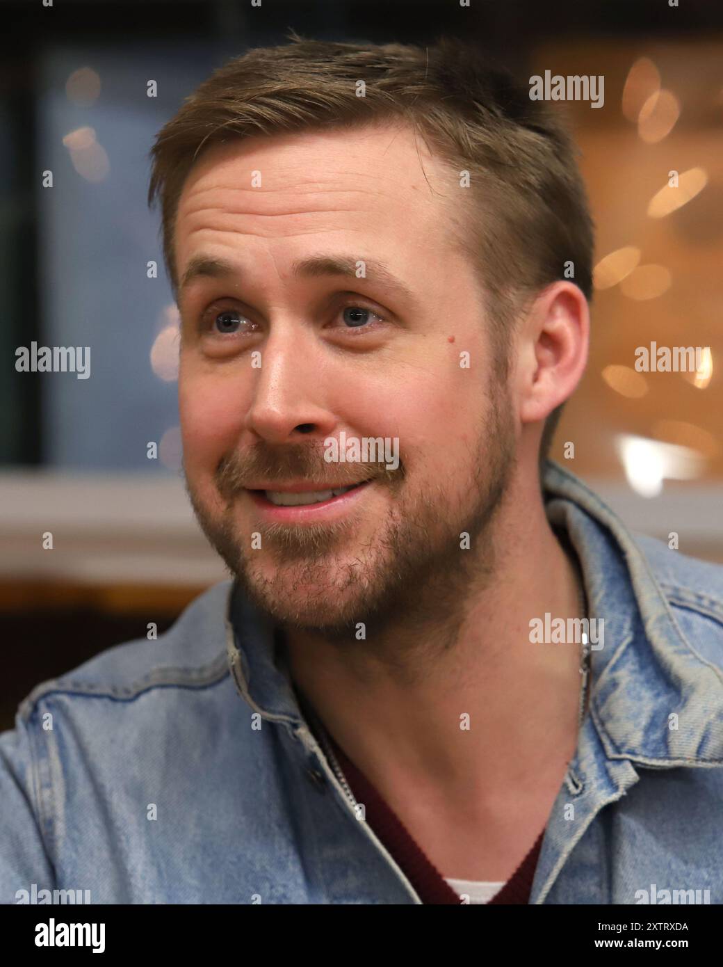Ryan Gosling signiert Kopien von „Congo Stories“ im Strand Bookstore in New York. Stockfoto