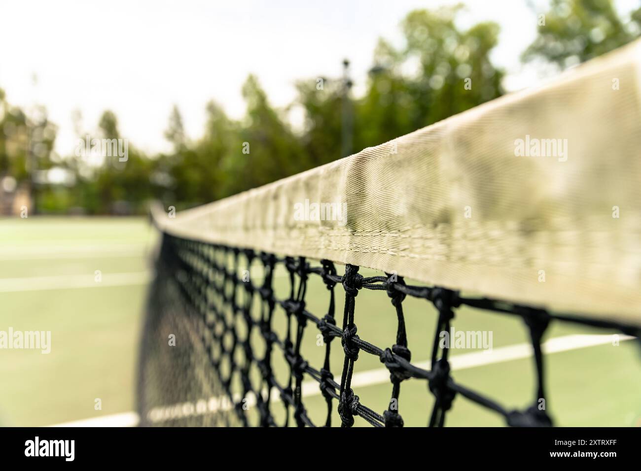 Nahaufnahme des Tennisnetzes auf dem Tennisplatz, selektiver Fokus, Hintergrund. Stockfoto