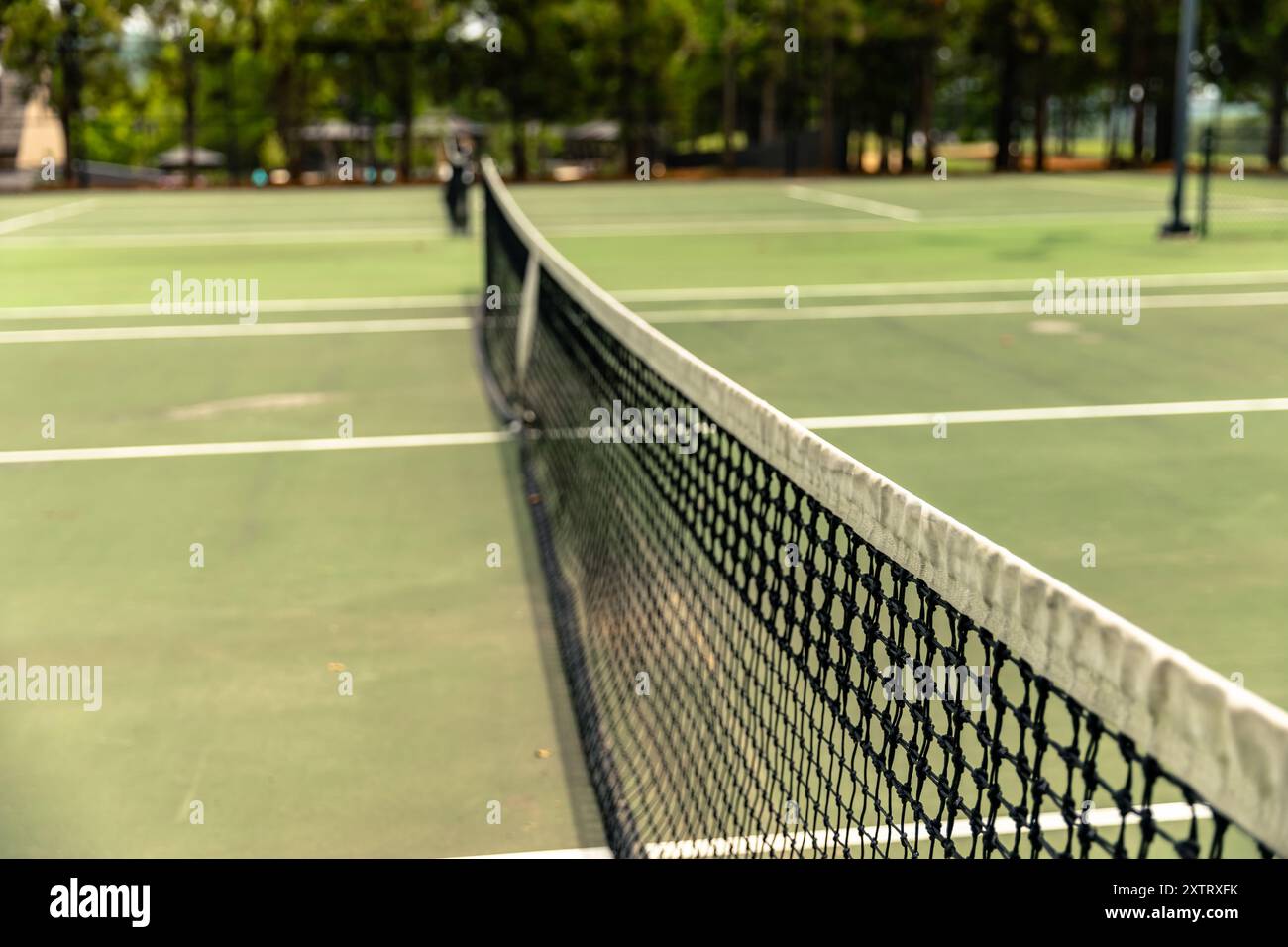Nahaufnahme des Tennisnetzes auf dem Tennisplatz, selektiver Fokus, Hintergrund. Stockfoto
