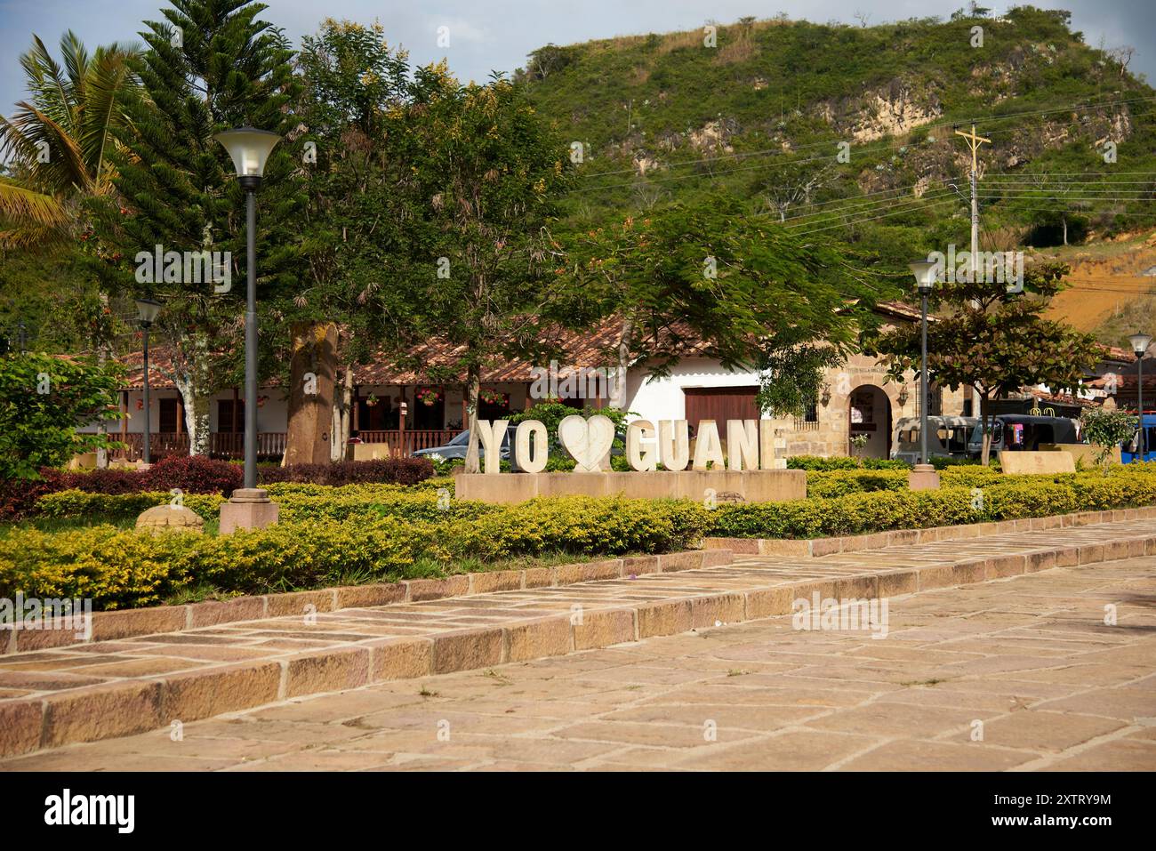 Guane, Santander, Kolumbien; 26. November 2022: Hauptplatz dieser touristischen malerischen Stadt, in Stein gehauene Briefe mit der Botschaft I Love Guane. Stockfoto