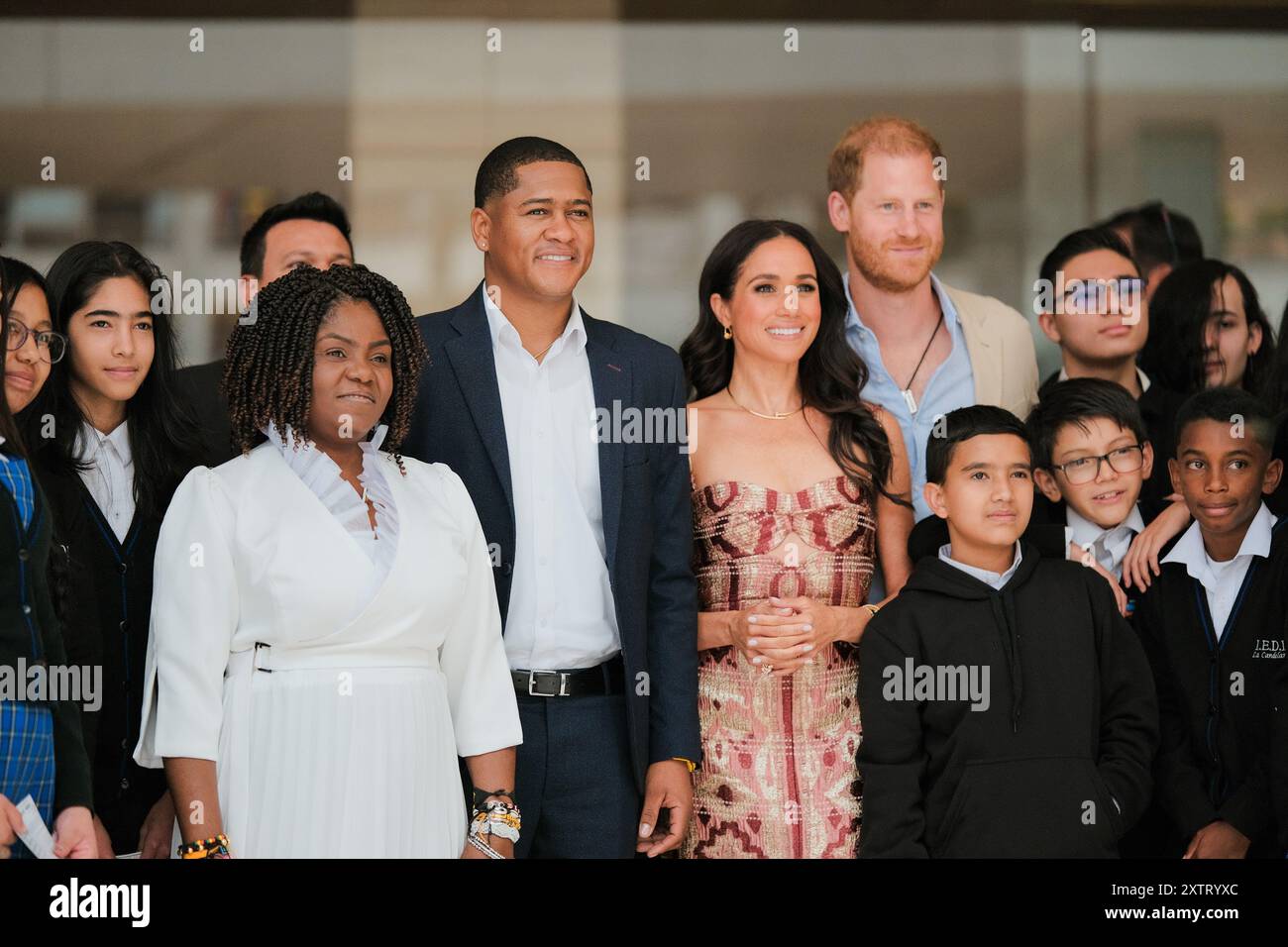 Bogota, Kolumbien. August 2024. ANMERKUNG DES HERAUSGEBERS: HANDOUT - OBLIGATORISCHER KREDIT - PRINZ HARRY, Duke of Sussex, MEGHAN, Herzogin von Sussex, posieren für ein Foto mit der kolumbianischen Vizepräsidentin Francia Marquez und ihrem Ehemann Yerney Pinillo während einer Veranstaltung bei ihrer Ankunft in Bogota, Kolumbien, 15. August 2024. Foto zur Verfügung gestellt von: Darwin Torres/kolumbianische Vicepresidency/Long Visual Press Credit: Long Visual Press/Alamy Live News Stockfoto