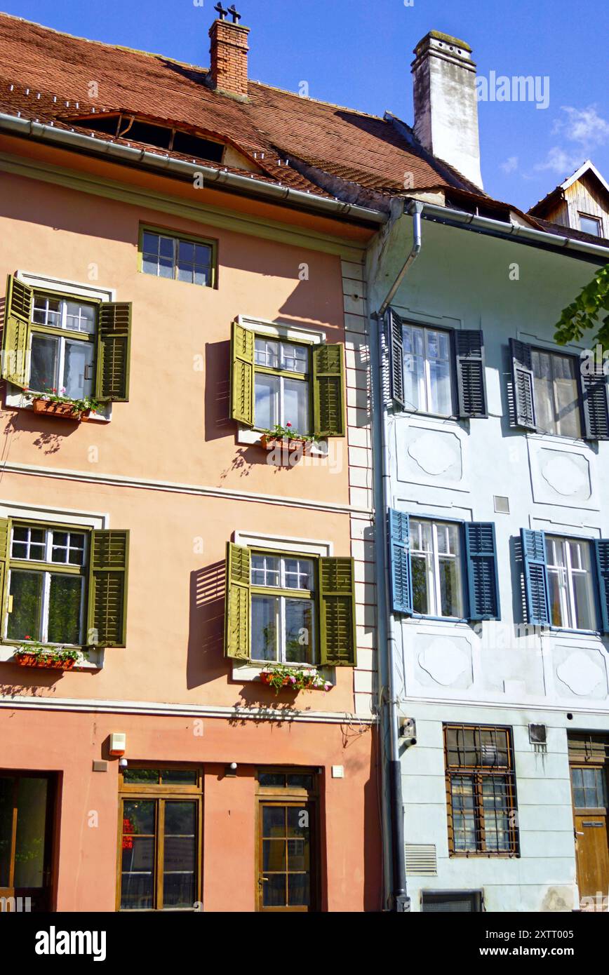 Architektonisches Erbe in der Altstadt von Sibiu: Zwei Häuser auf dem Albert-Huet-Platz in der Nähe der Evangelischen Kirche (Siebenbürgen, Rumänien) Stockfoto