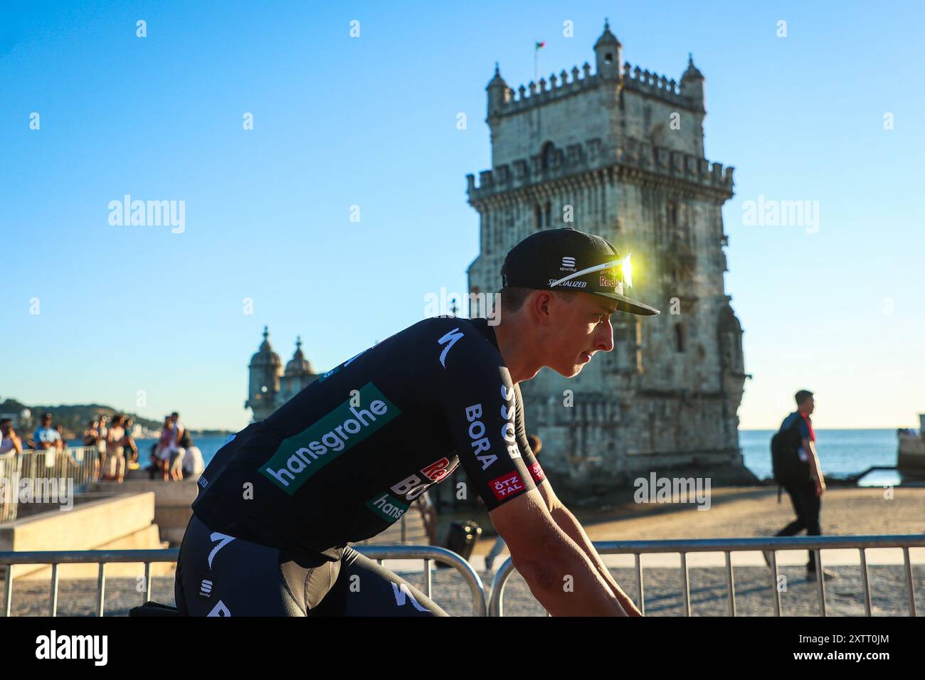 Belem, Portugal. August 2024. Aleksandr Wlasov aus Russland vom Red Bull Bora - Hansgrohe sah während der Teampräsentation im Torre de Belem vor dem 79. La Vuelta Ciclista a Espana 2024. Quelle: SOPA Images Limited/Alamy Live News Stockfoto