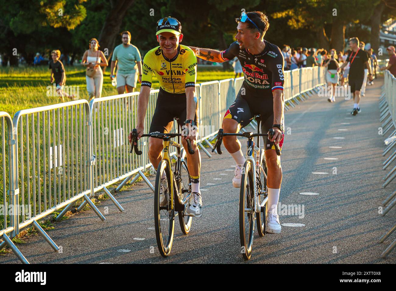 Belem, Portugal. August 2024. Primoz Roglic (R) aus Slowenien, vom Red Bull Bora - Hansgrohe und Sepp Kuss (L) aus den USA vom Team Visma | Lease a Bike, das während der Teampräsentation im Torre de Belem vor dem 79. La Vuelta Ciclista a Espana 2024 zu sehen war. (Foto: Miguel Reis/SOPA Images/SIPA USA) Credit: SIPA USA/Alamy Live News Stockfoto