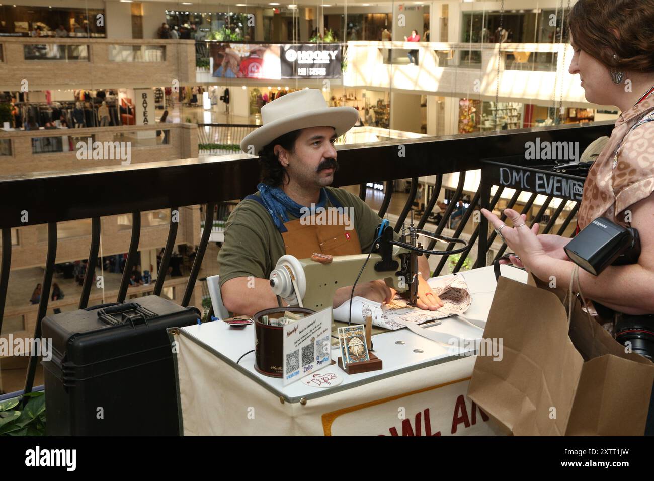 DALLAS, TX, USA - 15. AUGUST 2024. Aussteller und Käufer auf der August WESA Trade Show und dem Dallas Market. Stockfoto