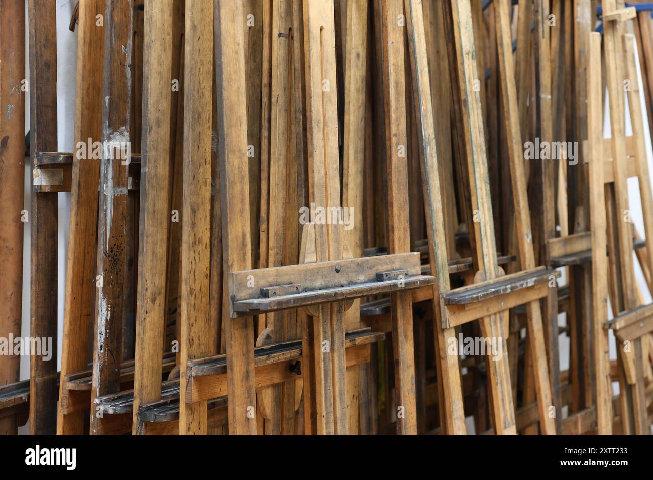 Ein Zimmer voller leerer, gestapelter Holzmalerei von einer Kunsthochschule, Schule oder Universität. Stockfoto
