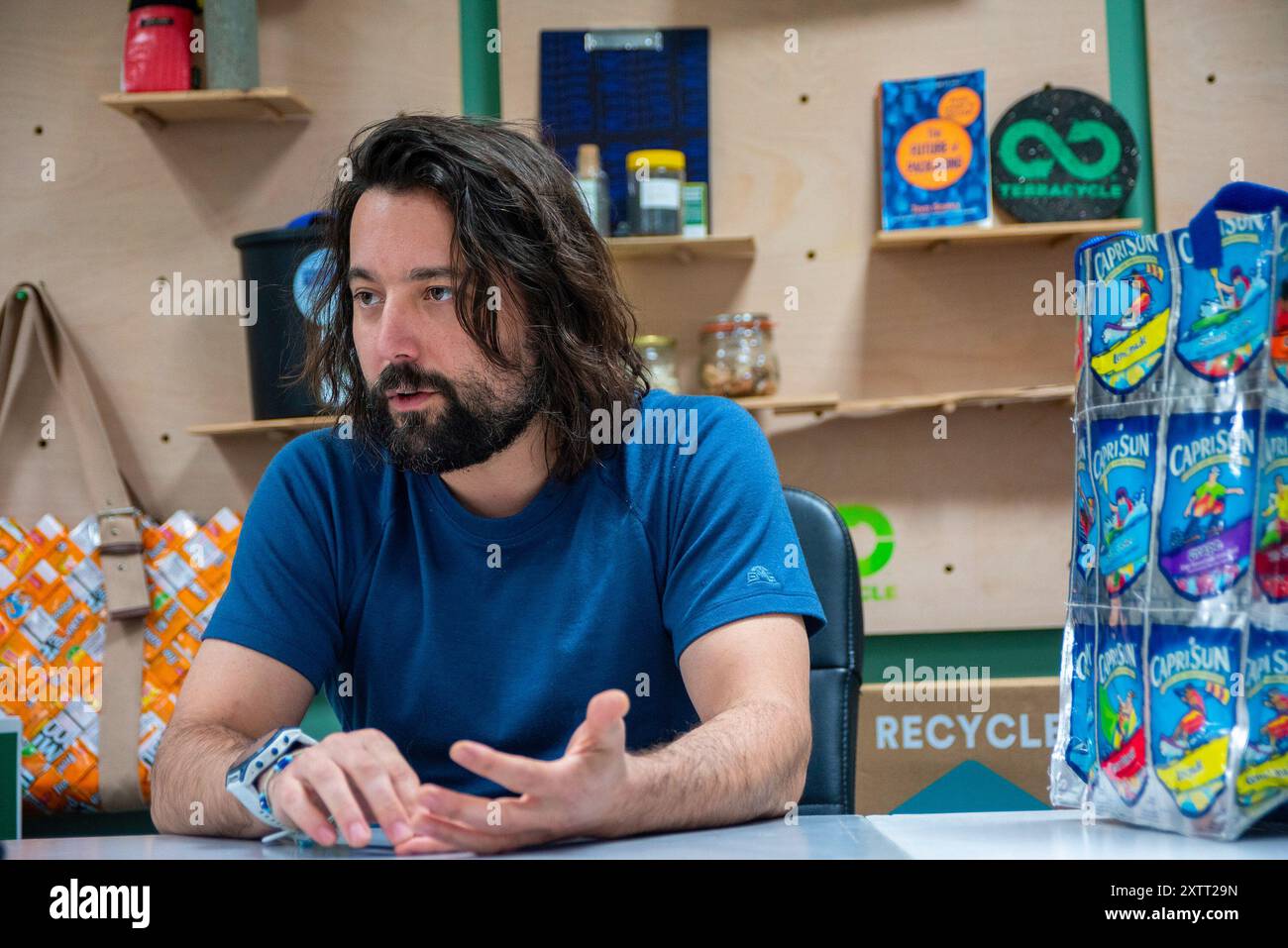 London, Großbritannien. November 2023. Tom Szaky erklärt die Struktur und den Mechanismus des TerraCycle in einem Interview in London. Tom Szaky ist CEO und Gründer des TerraCycle. Es ist ein multinationales Unternehmen mit Sitz in den USA. Das Unternehmen ist darauf spezialisiert, nicht recycelbare vor- und Nachverbraucherabfälle in Rohstoffe für neue Produkte zu verwandeln. (Foto: Krisztian Elek/SOPA Images/SIPA USA) Credit: SIPA USA/Alamy Live News Stockfoto