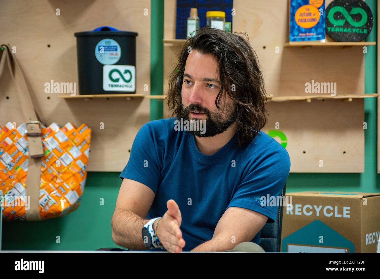 London, Großbritannien. November 2023. Tom Szaky erklärt die Struktur und den Mechanismus des TerraCycle in einem Interview in London. Tom Szaky ist CEO und Gründer des TerraCycle. Es ist ein multinationales Unternehmen mit Sitz in den USA. Das Unternehmen ist darauf spezialisiert, nicht recycelbare vor- und Nachverbraucherabfälle in Rohstoffe für neue Produkte zu verwandeln. (Foto: Krisztian Elek/SOPA Images/SIPA USA) Credit: SIPA USA/Alamy Live News Stockfoto