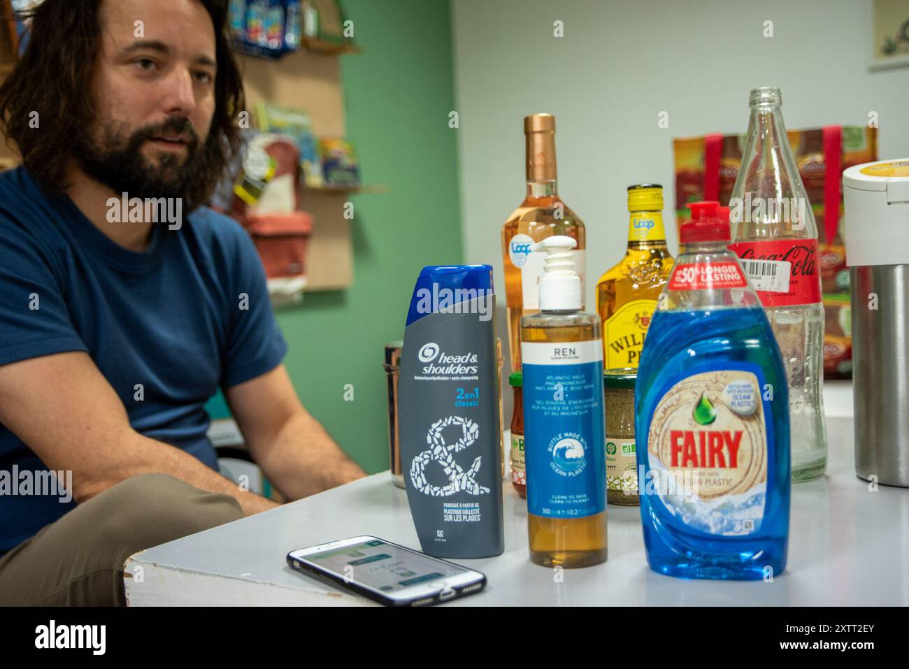 London, Großbritannien. November 2023. Proben von recycelten Gläsern und Flaschen, die auf einem Tisch vor Tom Szaky während eines Interviews in London gesehen wurden. Tom Szaky ist CEO und Gründer des TerraCycle. Es ist ein multinationales Unternehmen mit Sitz in den USA. Das Unternehmen ist darauf spezialisiert, nicht recycelbare vor- und Nachverbraucherabfälle in Rohstoffe für neue Produkte zu verwandeln. (Credit Image: © Krisztian Elek/SOPA Images via ZUMA Press Wire) NUR REDAKTIONELLE VERWENDUNG! Nicht für kommerzielle ZWECKE! Stockfoto