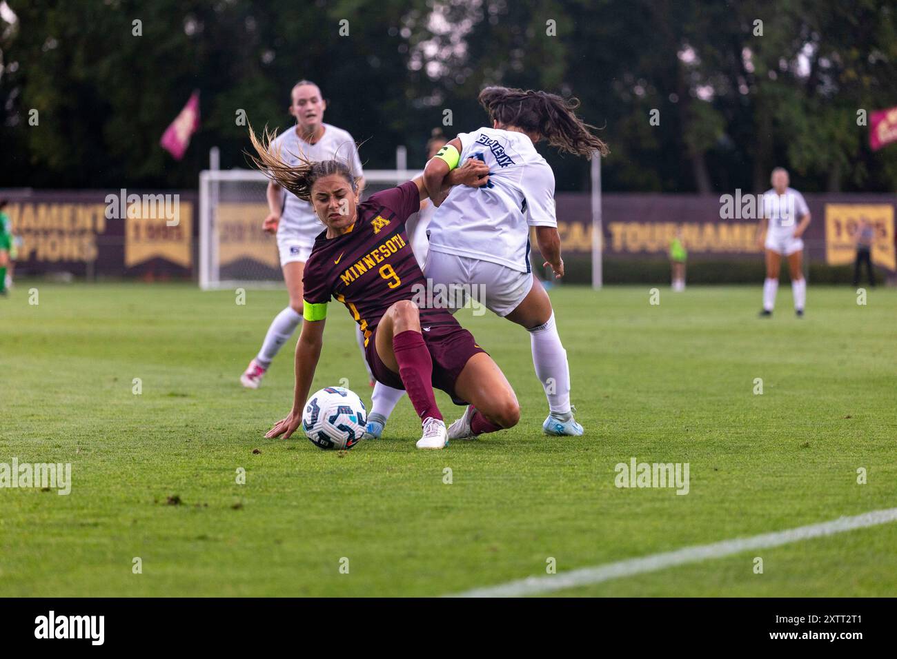 St. Paul, Minnesota, USA. August 2024. Die University of Minnesota-Spielerin SOPHIA BOMAN und die Creighton University-Spielerin STELLA DOWNING kämpfen um die Besessenheit. Dieses Spiel mit der University of Minnesota und der Creighton University fand im Elizabeth Lyle Robbie Stadium in St. Paul Minnesota statt. Die University of Minnesota gewann am 15. August 2024 mit 2-1 Punkten. (Kreditbild: © Michael Turner/ZUMA Press Wire) NUR REDAKTIONELLE VERWENDUNG! Nicht für kommerzielle ZWECKE! Stockfoto