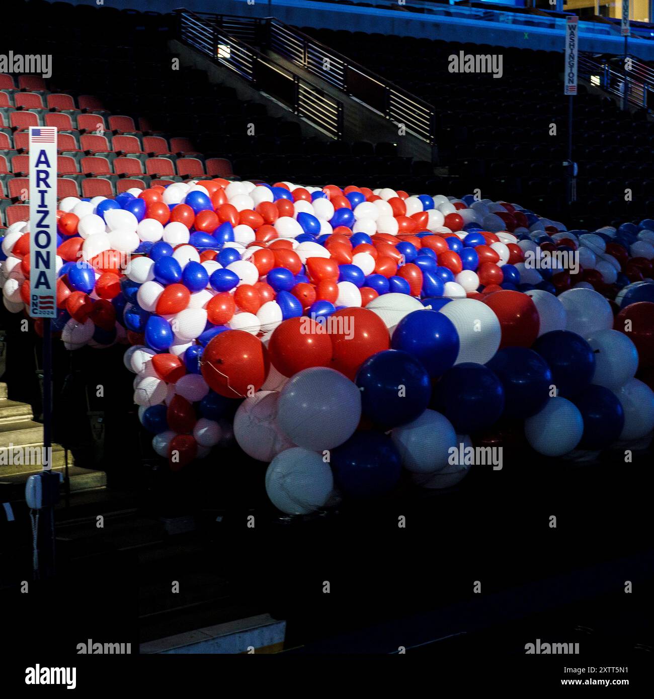 15. August 2024: Ballons auf dem Arenaboden des United Center, die darauf warten, bis sie an die Decke angehoben werden und am Ende der Democratic National Convention fallen gelassen werden (Credit Image: © Chris Riha/ZUMA Press Wire). Nicht für kommerzielle ZWECKE! Stockfoto