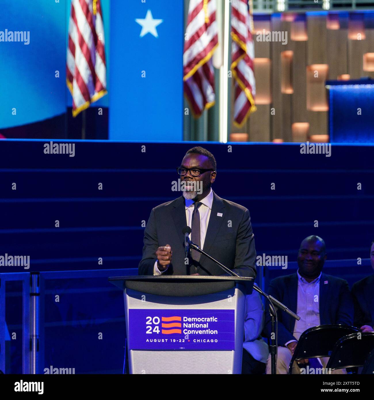 15. August 2024: Der Bürgermeister von Chicago, BRANDON JOHNSON, spricht auf dem Podium vor der Presse, das für die Demokratische Nationalversammlung im United Center von Chicago enthüllt wird (Credit Image: © Chris Riha/ZUMA Press Wire). Nicht für kommerzielle ZWECKE! Stockfoto