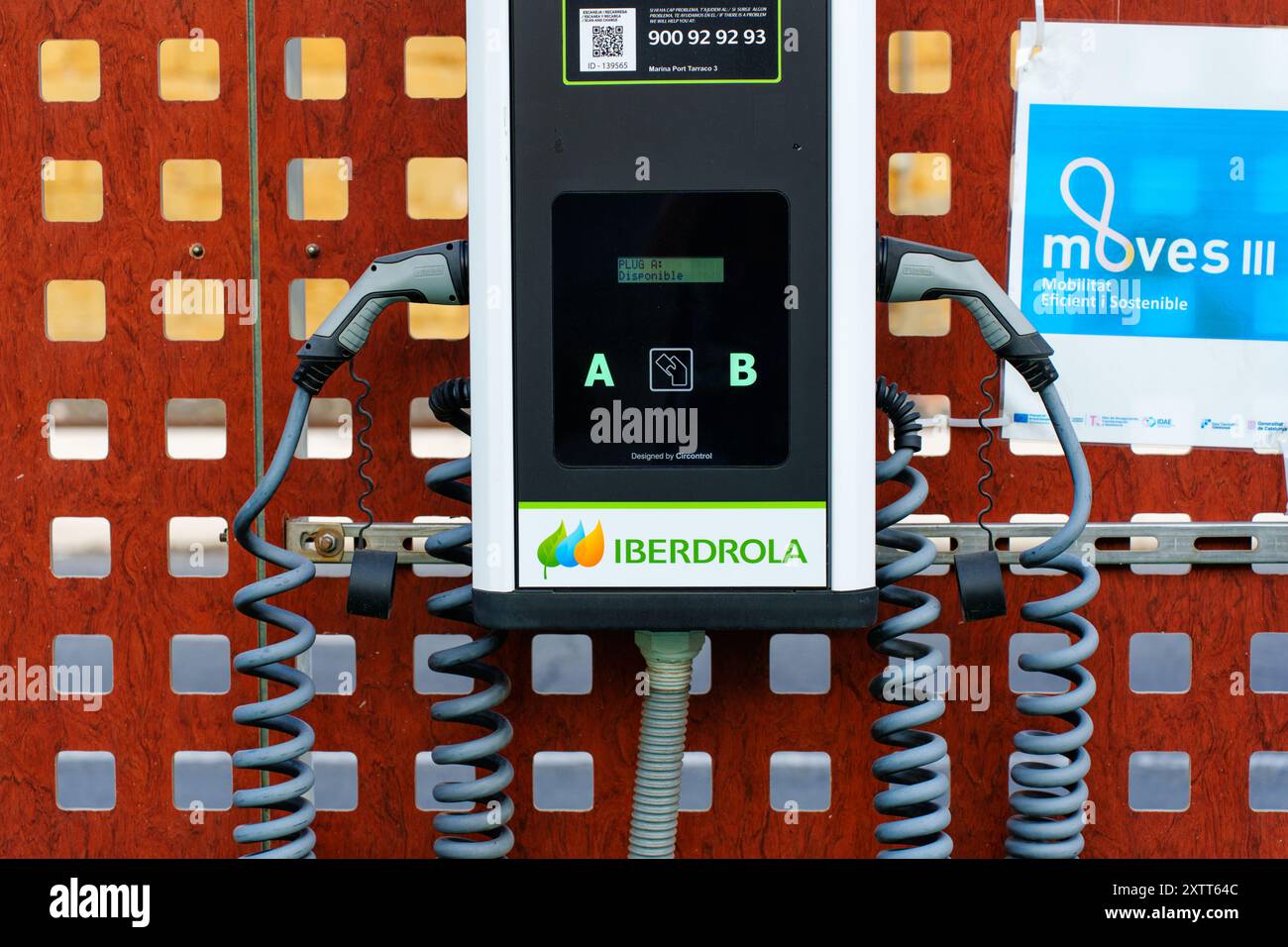 Tarragona, Spanien - 15. Juli 2024: Nahaufnahme einer Ladestation für Elektrofahrzeuge mit Displays und Ladekabeln. Branding von Iberdrola Vis Stockfoto