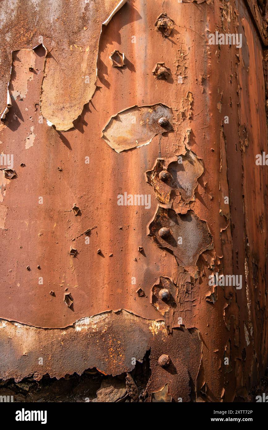 Rostige Oberflächendetails einer alten Dampfeisenbahn wurden in einer Nahaufnahme gezeigt, die Alter und Witterungseigenschaften hervorhebt Stockfoto