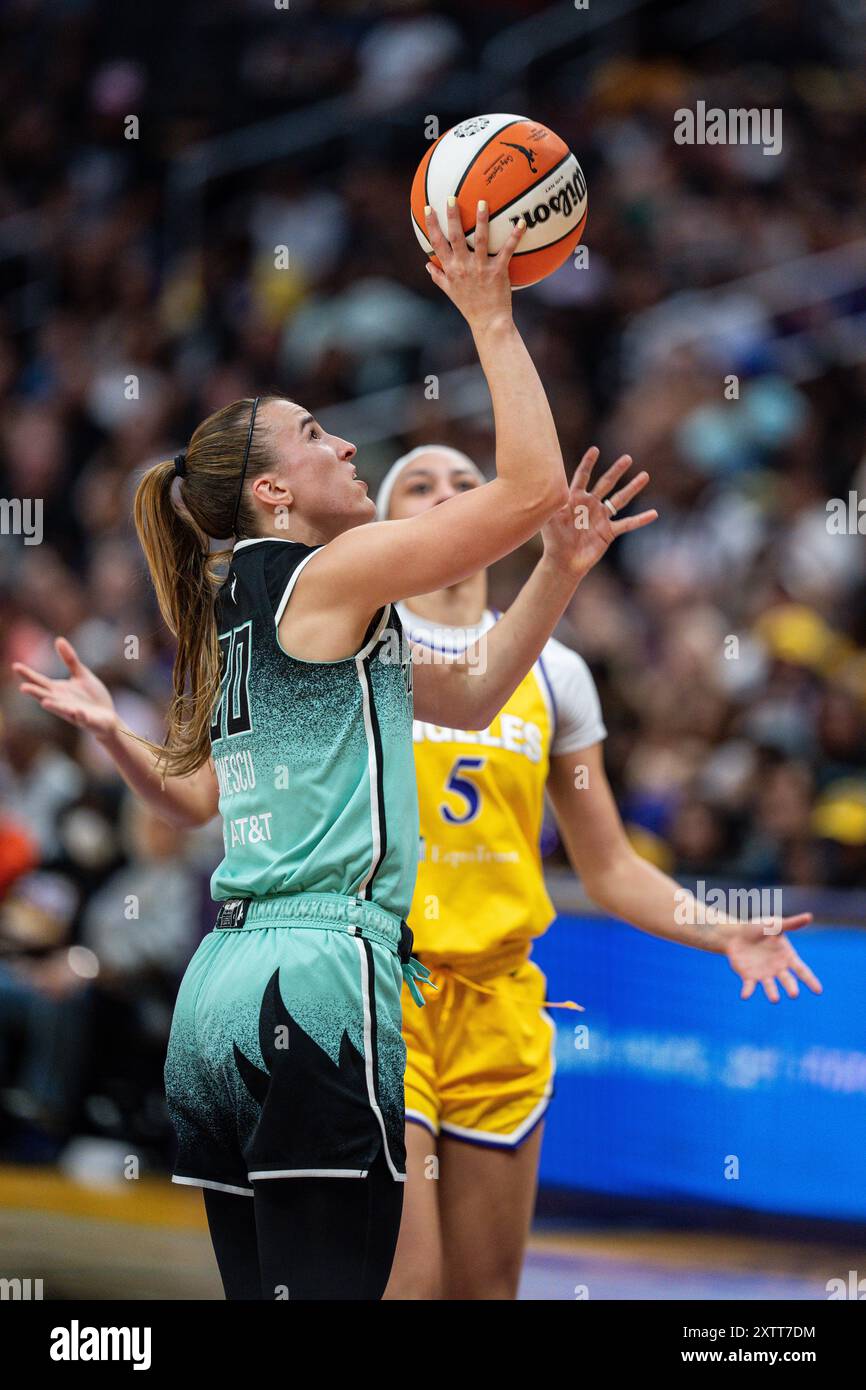 Die New York Liberty Guard Sabrina Ionescu (20) trifft am Donnerstag, den 15. August 2024, bei einem WNBA-Basketballspiel gegen die Los Angeles Sparks. Stockfoto