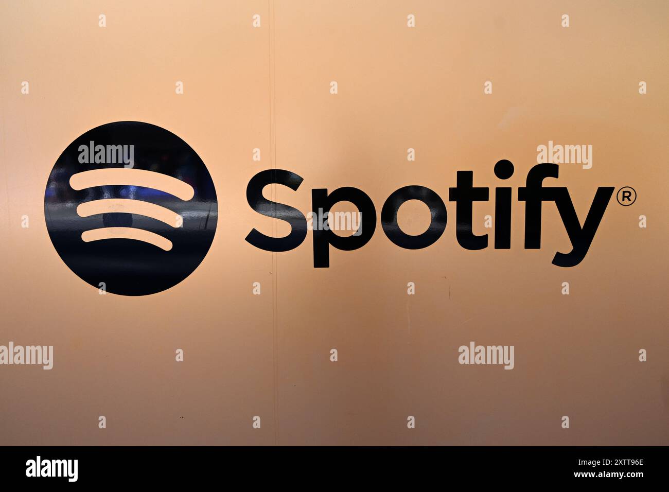Stockholm, Schweden - 30. Juli 2024: Spotify Logo auf dem Spotify Hauptquartier in Stockholm. Stockfoto