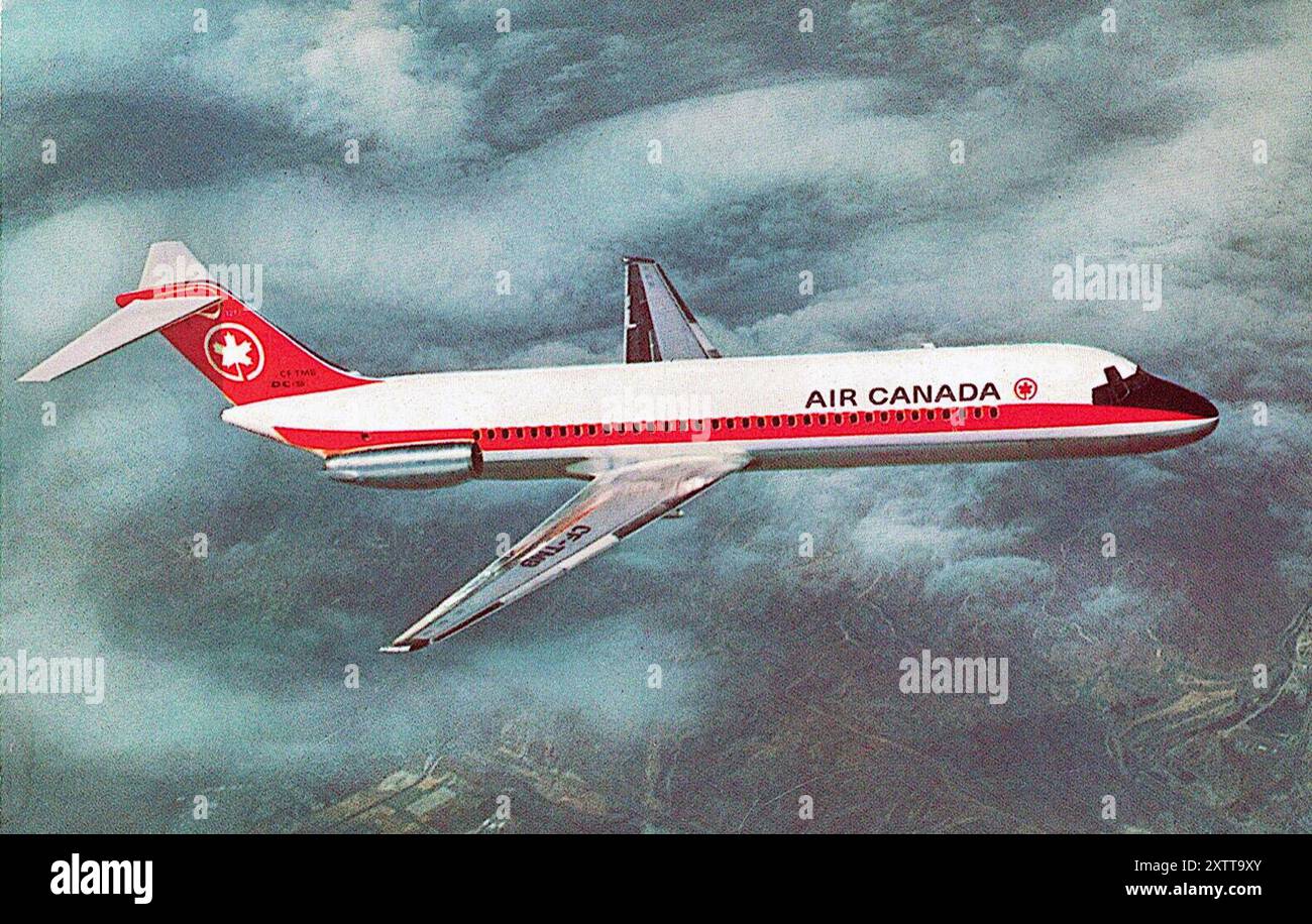 Vintage-Farbpostkarte eines Air Canada McDonnell Douglas DC-9 Flugzeugs im Flug um 1973 Stockfoto