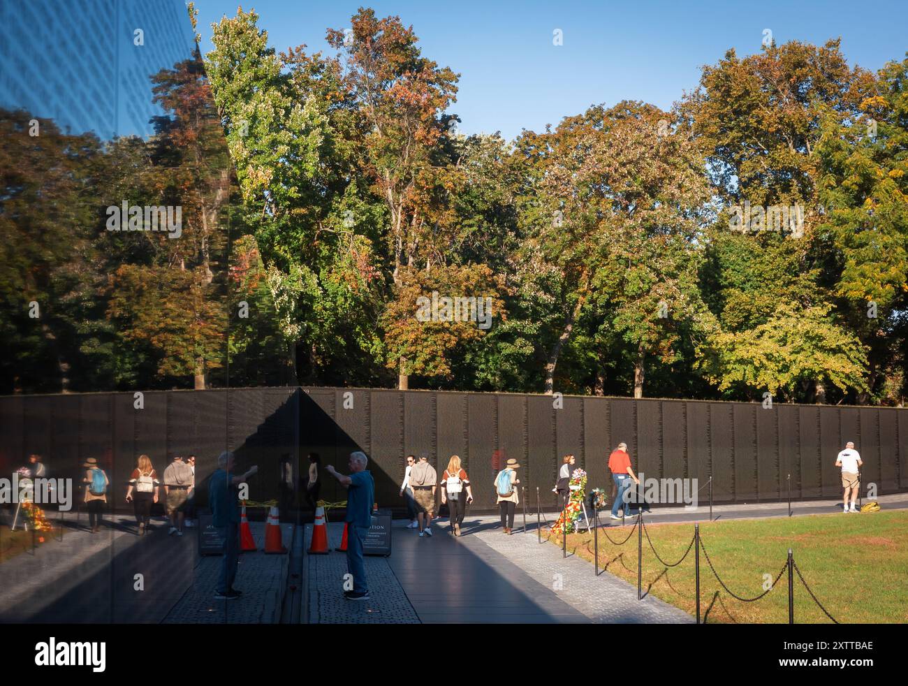 Washington DC, USA - 10. Oktober 2022: Menschen am Vietnam war Memorial in Washington DC Stockfoto