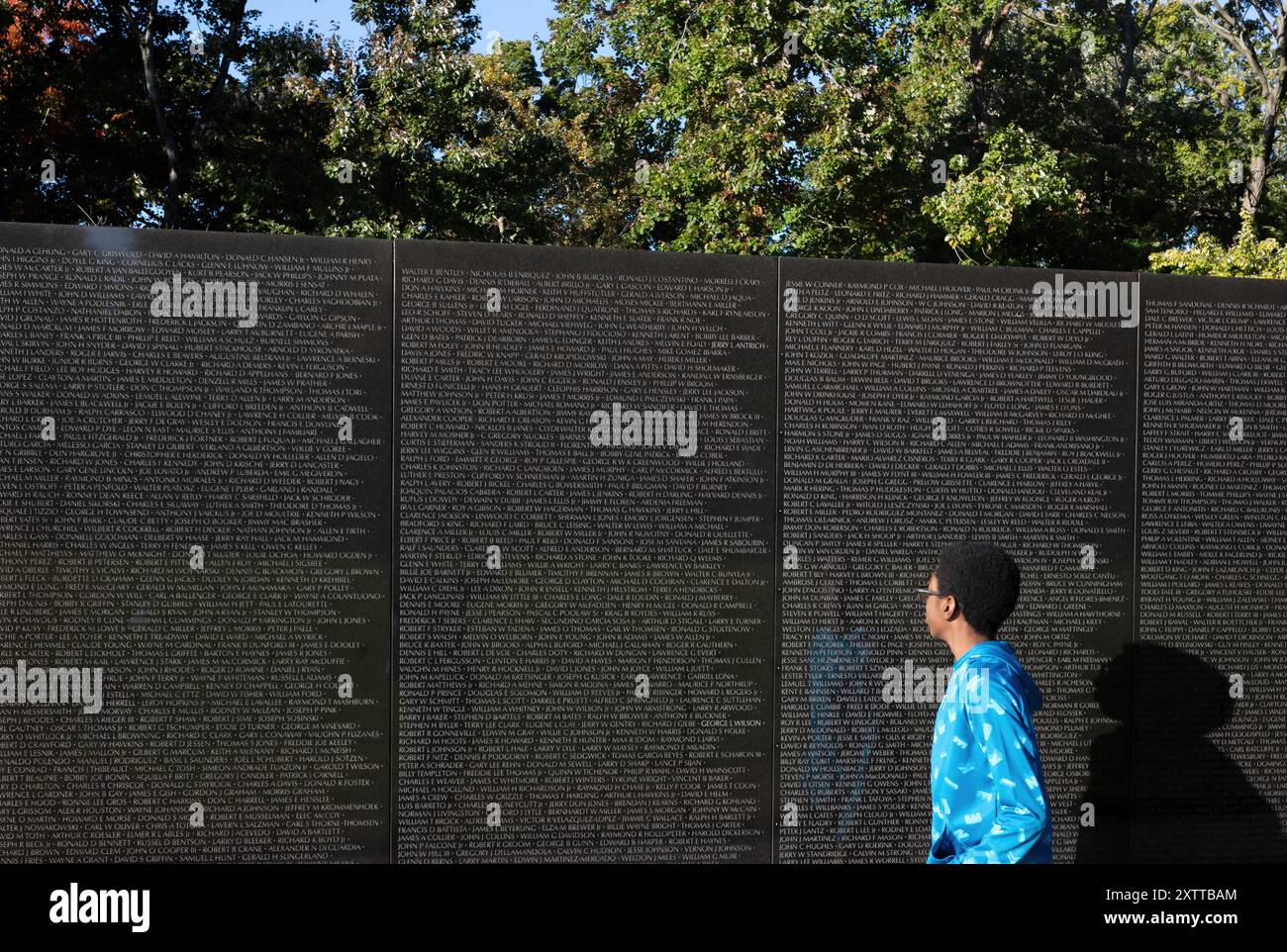 Washington DC, USA - 10. Oktober 2022: Menschen am Vietnam war Memorial in Washington DC Stockfoto