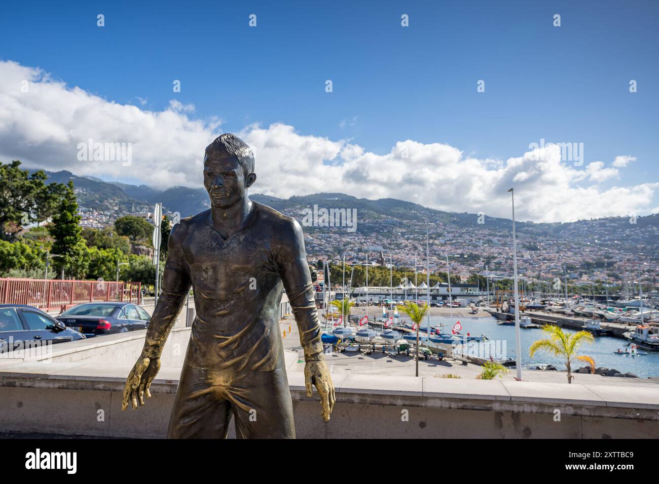 Statue des portugiesischen Fußballspielers Cristiano Ronaldo vor seinem eigenen Museum an der Uferpromenade von Funchal, Madeira, am 30. Juli 2024. Stockfoto