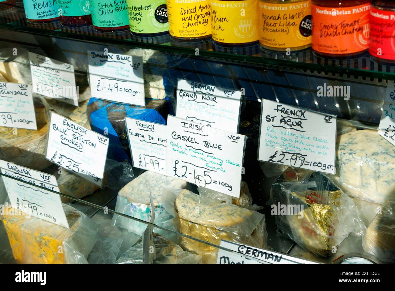 Handgeschriebene Etiketten auf handwerklich hergestellten Käsesorten am Stand im Zentrum von grainger Market newcastle upon tyne, großbritannien Stockfoto