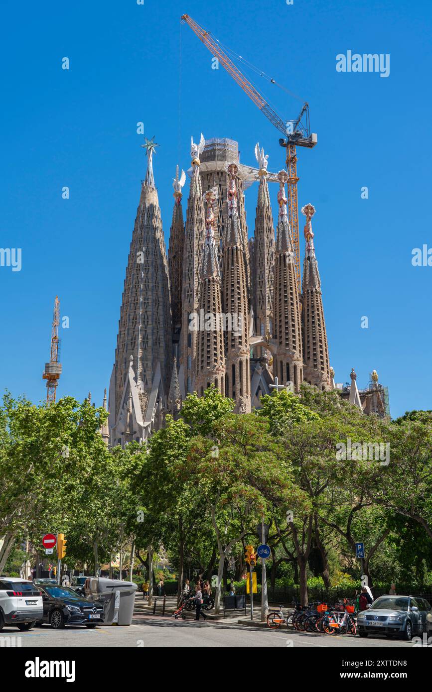 Barcelona, Spanien - 19. April 2024: Kathedrale Sagrada Familia im Frühling Stockfoto
