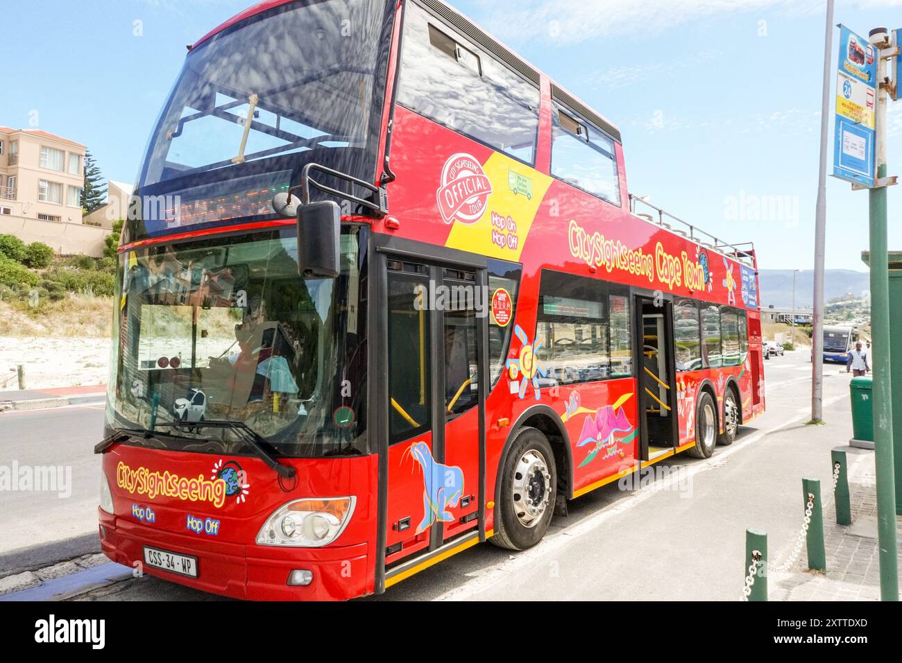 Rote Kapstadt City Sightseeing Hop-on-Hop-off-Bus an der Mariners Wharf Haltestelle in Hout Bay Konzept Reise und Tourismus in Südafrika Stockfoto