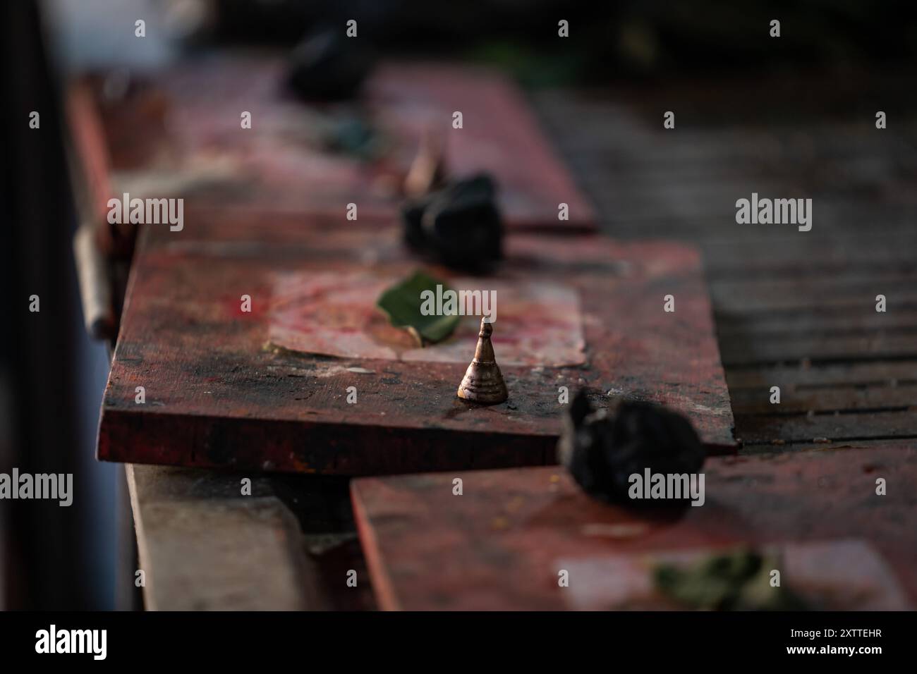 Lalitpur, Nepal. August 2024. Eine kleine Stupa wird während der Feier des Gunla Festivals in Lalitpur, Nepal, am 16. August 2024 gezeigt. Das einmonatige Gunla-Festival ist eines der wichtigsten Feste der buddhistischen Gemeinschaft in Newar, bei dem sie Schriften rezitieren, schnell beobachten und Gotteshäuser besuchen. Quelle: Hari Maharjan/Xinhua/Alamy Live News Stockfoto