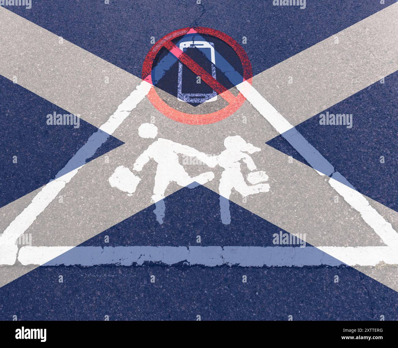 Schottland-Flagge, Schulkinder und kein Handyschild. Verbot von Mobiltelefonen, Telefonen im schottischen Schulkonzept Stockfoto
