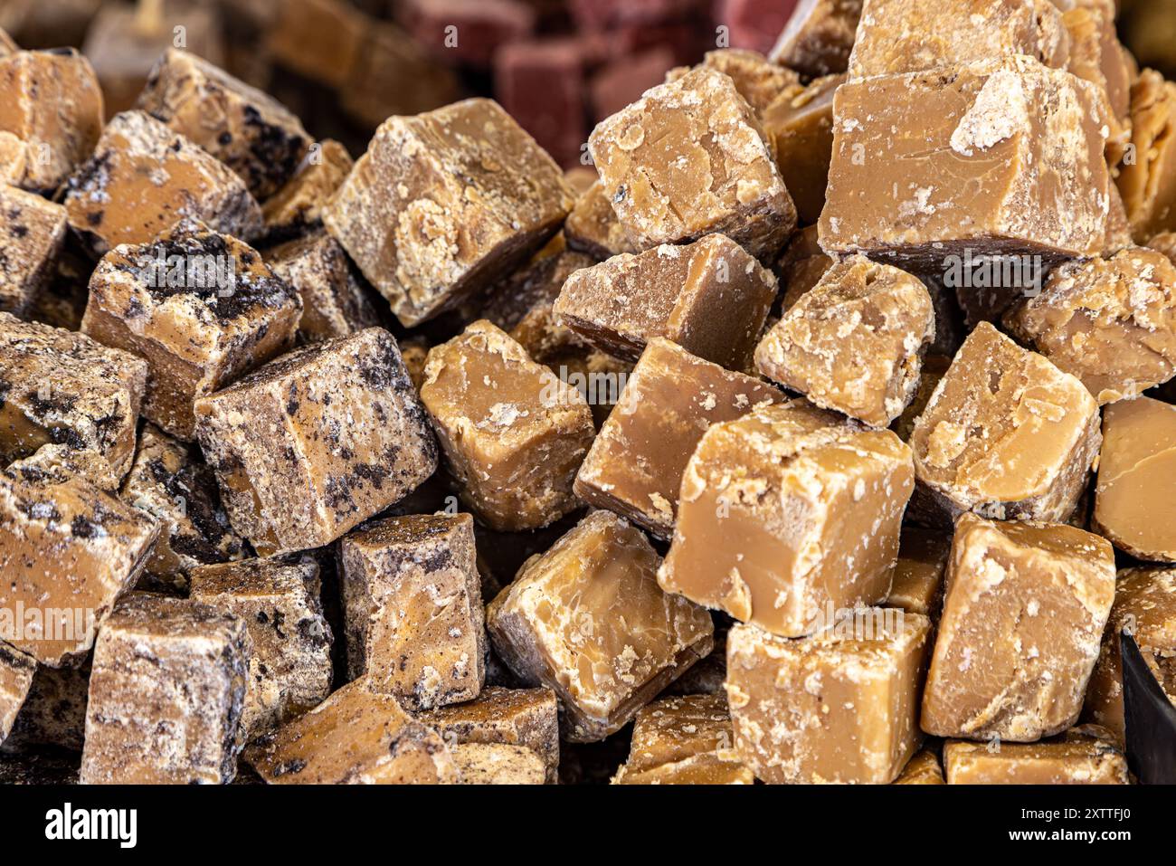 Verschiedene Geschmacksrichtungen von Fudge zum Verkauf an einem Verkaufsstand im Freien, mit geringer Schärfentiefe Stockfoto