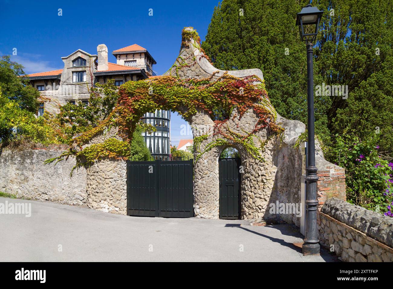 Das Jugendstiltor der Vögel in Comillas, Kantabrien, Spanien. Stockfoto