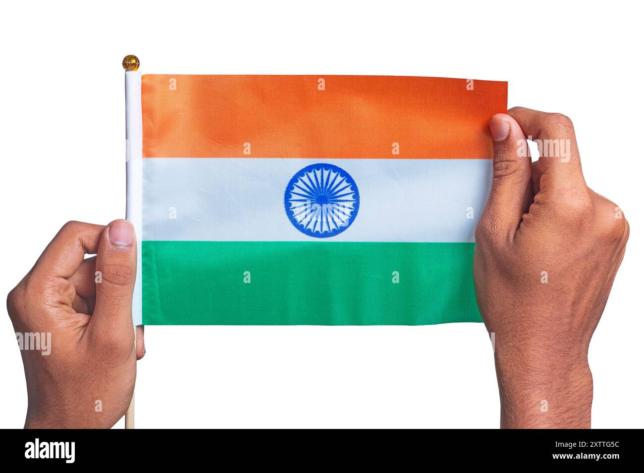 Happy Unabhängigkeitstag. Hände, die die indische Dreikolorenfahne auf weißem Hintergrund halten. Flagge von Indien Stockfoto