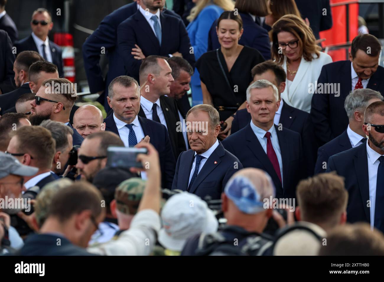 Warschau, Polen. August 2024. Ministerpräsident von Polen Donald Tusk nimmt an der Wislostrada im Zentrum von Warschau, der Hauptstadt Polens, Teil während einer Militärparade am Tag der polnischen Armee. Die Parade präsentiert über 200 Militäreinheiten der polnischen Armee. Der polnische Präsident Andrzej Duda, Premierminister Donald Tusk und viele andere polnische Politiker beobachten die Parade. Quelle: SOPA Images Limited/Alamy Live News Stockfoto