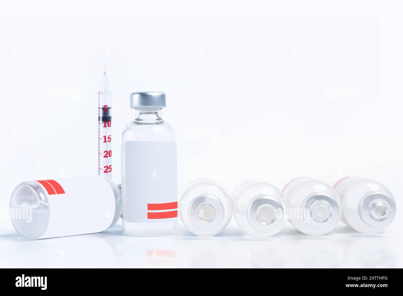 Medizinische Fläschchen und Spritze auf weißem Hintergrund mit Kopierraum. Impfkonzept Stockfoto