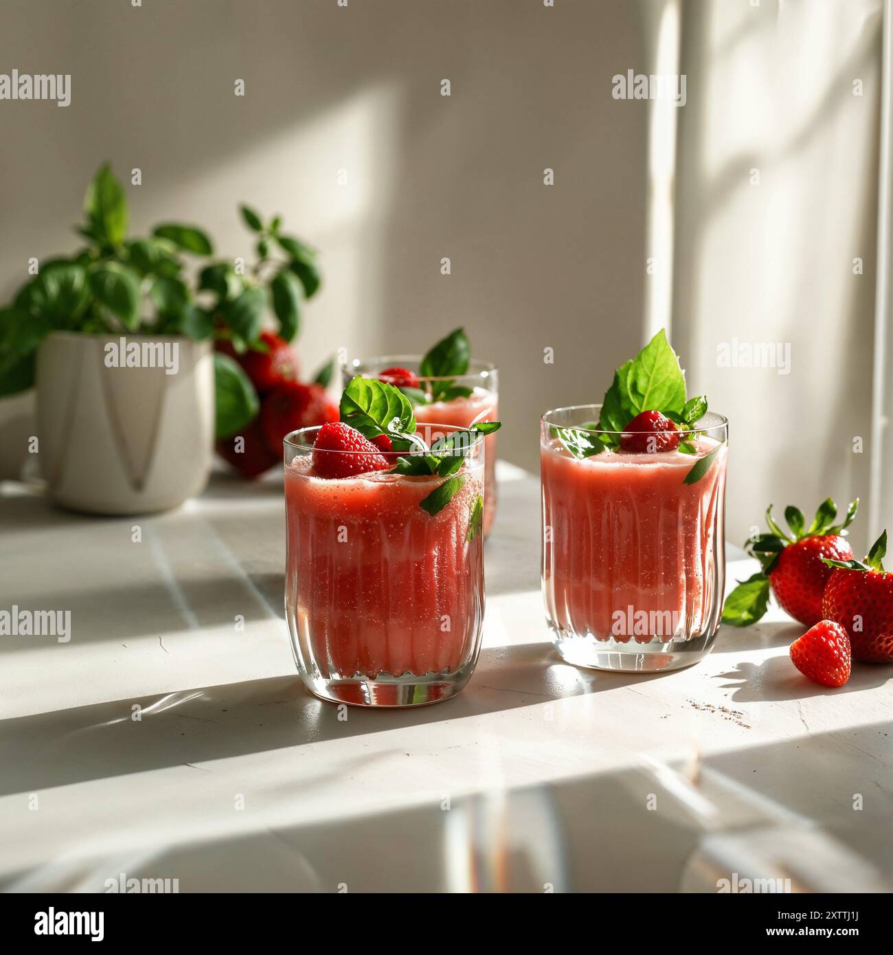 Erdbeere Smoothie Glas, Saft, Wassermelone, Lebensmittelfotografie, Milchshake, Rezept mit frischem rotem Saft Stockfoto