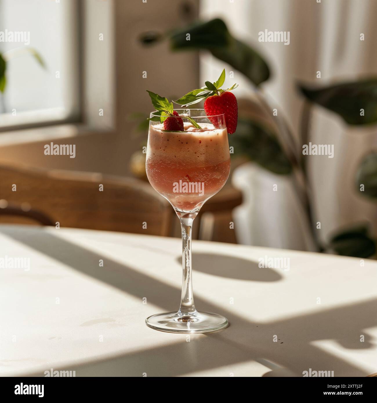 Erdbeere Smoothie Glas, Saft, Wassermelone, Lebensmittelfotografie, Milchshake, Rezept mit frischem rotem Saft Stockfoto
