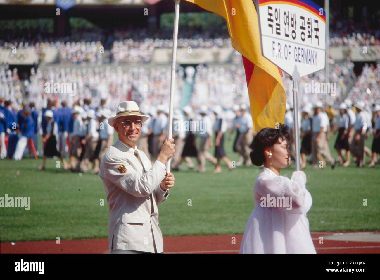 ARCHIVFOTO: Vor 25 Jahren, am 17. August 1999, starb reiner KLIMKE, Einzug der Nationen, Einzug, die deutsche Mannschaft, Dr. reiner KLIMKE, Dressurreiter, Reiter, trägt die deutsche Flagge, Flagge, BRD, Deutschland, Eröffnungszeremonie am 17. September 1988 Spiele der XXIV Olympischen Spiele Sommerspiele 1988 in Seoul Südkorea, vom 17. September bis 2. Oktober 1988 ? Sven Simon # Prinzess-Luise-Str. 41 # 45479 M uelheim/R uhr # Tel. 0208/9413250 # Fax. 0208/9413260 # Konto 244 293 433 # P ostbank E ssen # Bankleitzahl 360 100 43 # E-Mail: svensimon@t-online.de # www.SvenSimon.net. Stockfoto