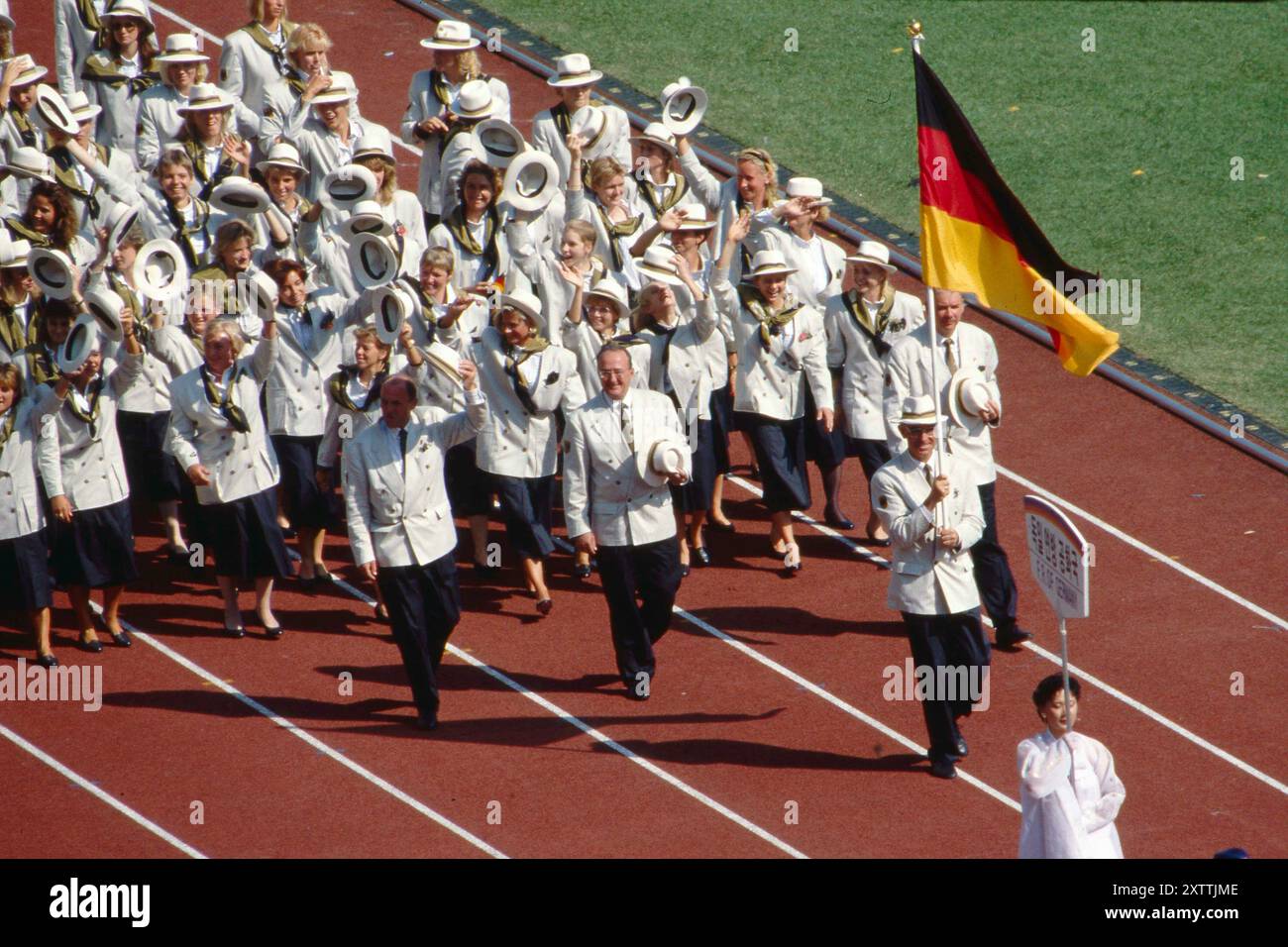 ARCHIVFOTO: Vor 25 Jahren, am 17. August 1999, starb reiner KLIMKE, Einzug der Nationen, Einzug, die deutsche Mannschaft, Dr. reiner KLIMKE, Dressurreiter, Reiter, trägt die deutsche Flagge, Flagge, BRD, Deutschland, Eröffnungszeremonie am 17. September 1988 Spiele der XXIV Olympischen Spiele Sommerspiele 1988 in Seoul Südkorea, vom 17. September bis 2. Oktober 1988 ? Sven Simon # Prinzess-Luise-Str. 41 # 45479 M uelheim/R uhr # Tel. 0208/9413250 # Fax. 0208/9413260 # Konto 244 293 433 # P ostbank E ssen # Bankleitzahl 360 100 43 # E-Mail: svensimon@t-online.de # www.SvenSimon.net. Stockfoto