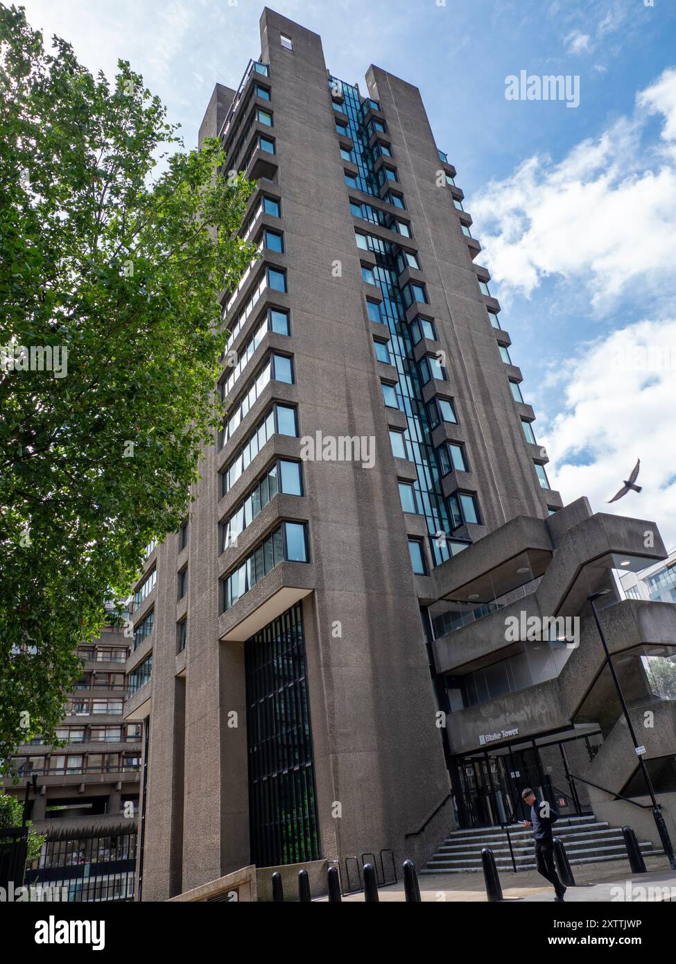 Der Blake Tower erhebt sich auf dem Barbican Estate in der City of London, Großbritannien Stockfoto