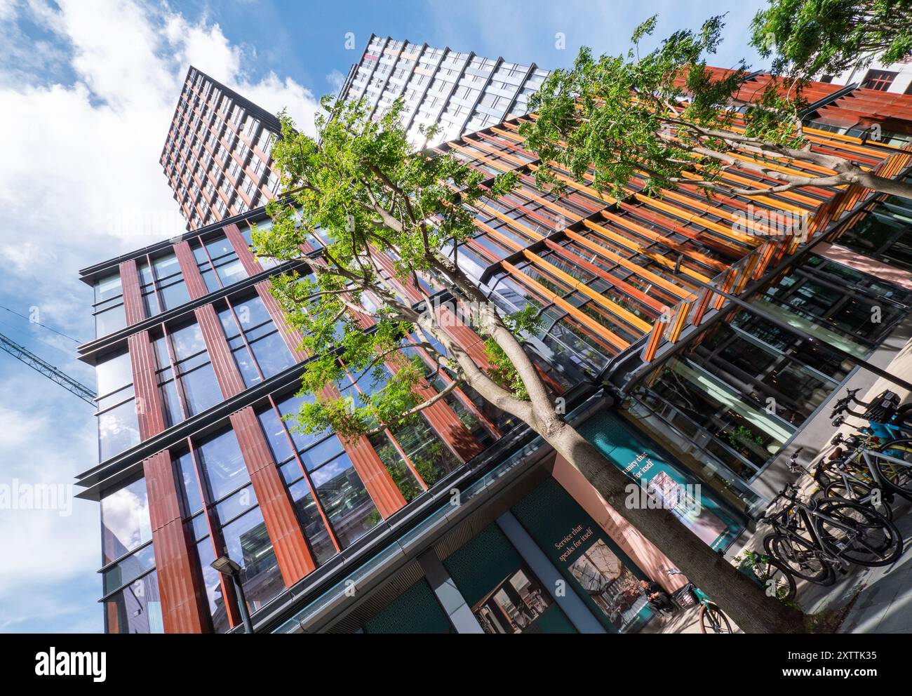 Ein Crown Place-Gebäude mit gemischter Nutzung und Wohnwohnungen, Büros, Hotels, Restaurants und Bars Stockfoto