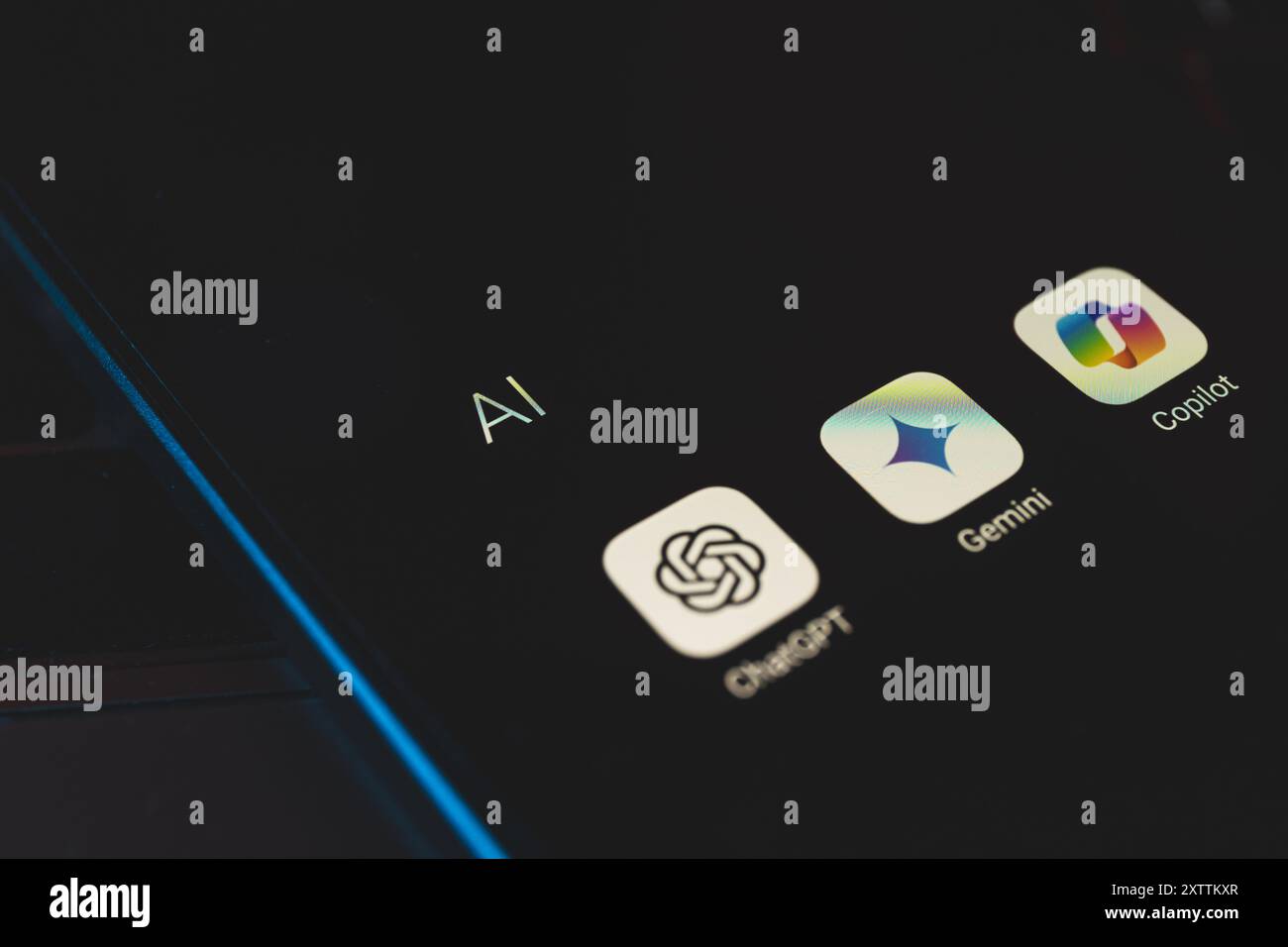 Die beliebtesten KI-Chatbots unterstützen Sprachmodelle auf dem Smartphone-Bildschirm. ChatGPT, Gemini und Copilot Stockfoto