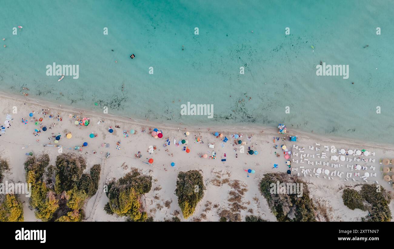 Punta Prosciutto, Apulien - 16. August 2024: Drohnenblick auf den berühmten san Strand von Punta Prosciutto in Salento. Stockfoto