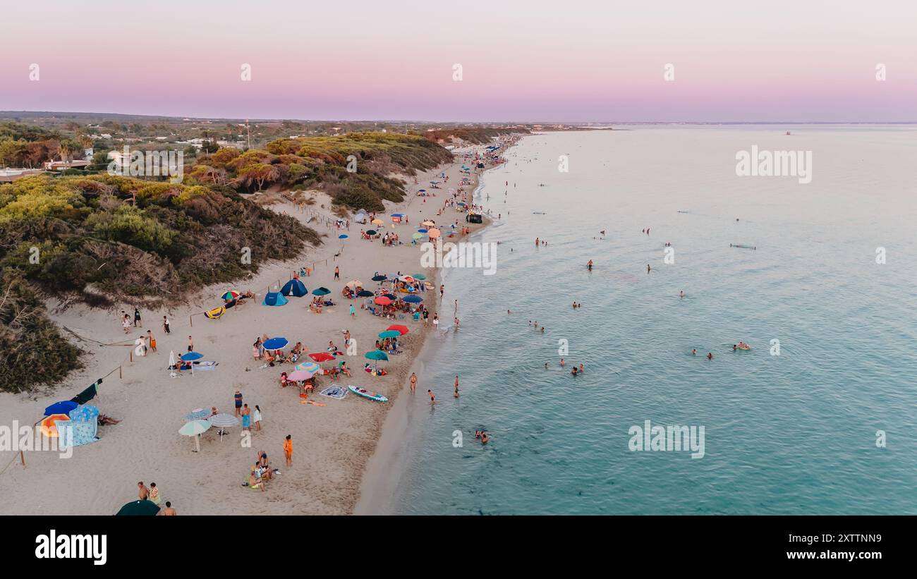 Punta Prosciutto, Apulien - 16. August 2024: Drohnenblick auf den berühmten san Strand von Punta Prosciutto in Salento. Stockfoto