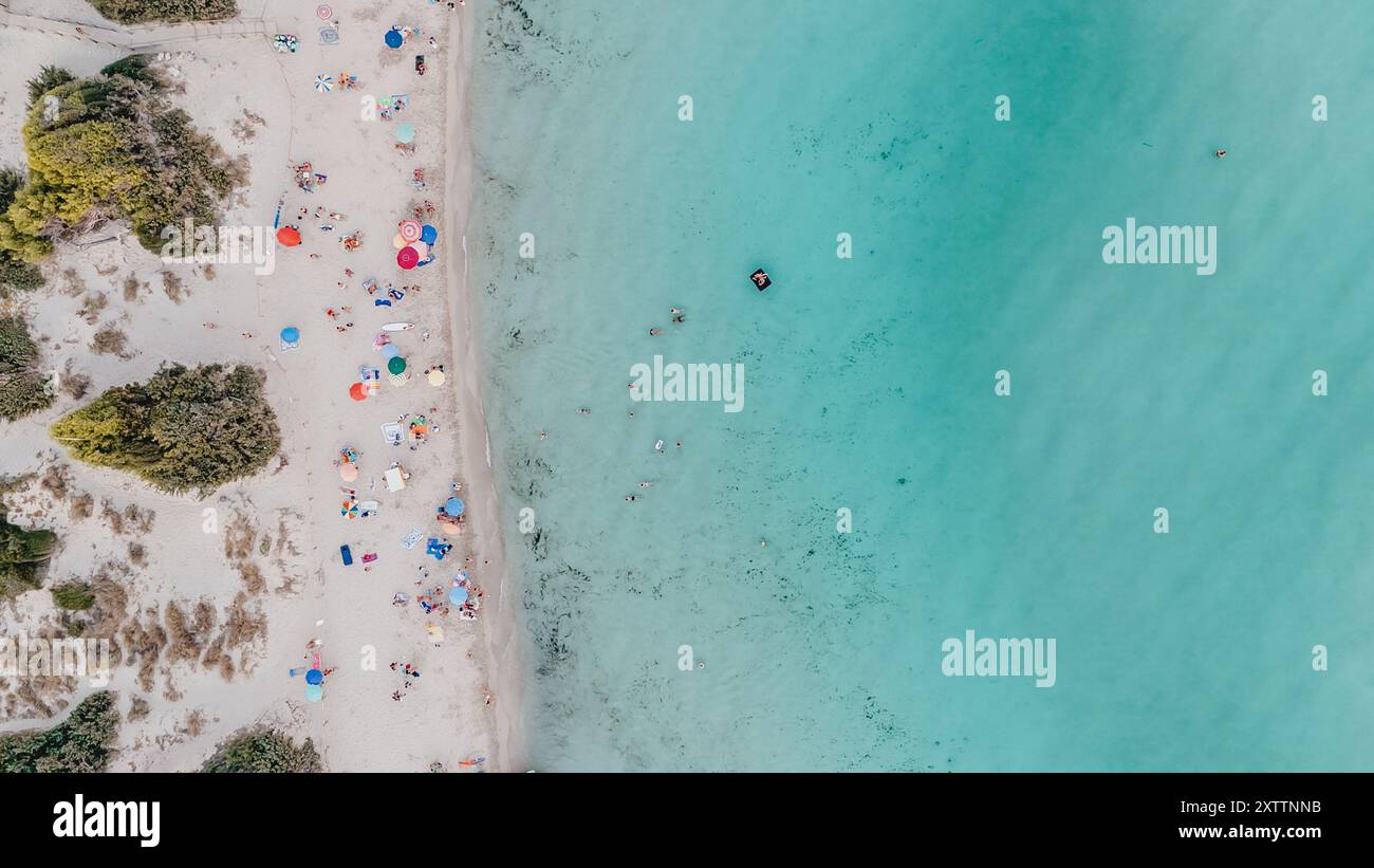 Punta Prosciutto, Apulien - 16. August 2024: Drohnenblick auf den berühmten san Strand von Punta Prosciutto in Salento. Stockfoto