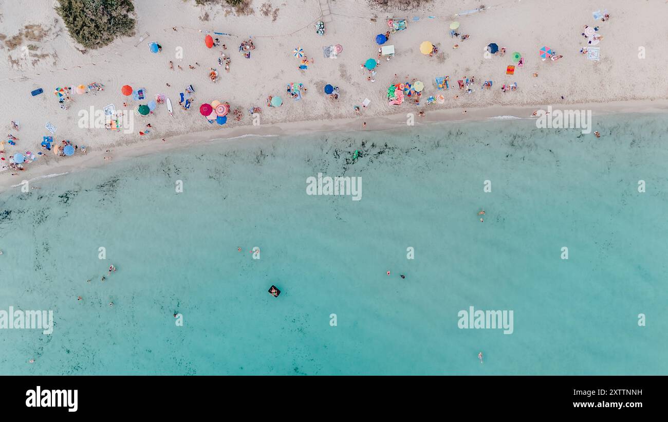 Punta Prosciutto, Apulien - 16. August 2024: Drohnenblick auf den berühmten san Strand von Punta Prosciutto in Salento. Stockfoto