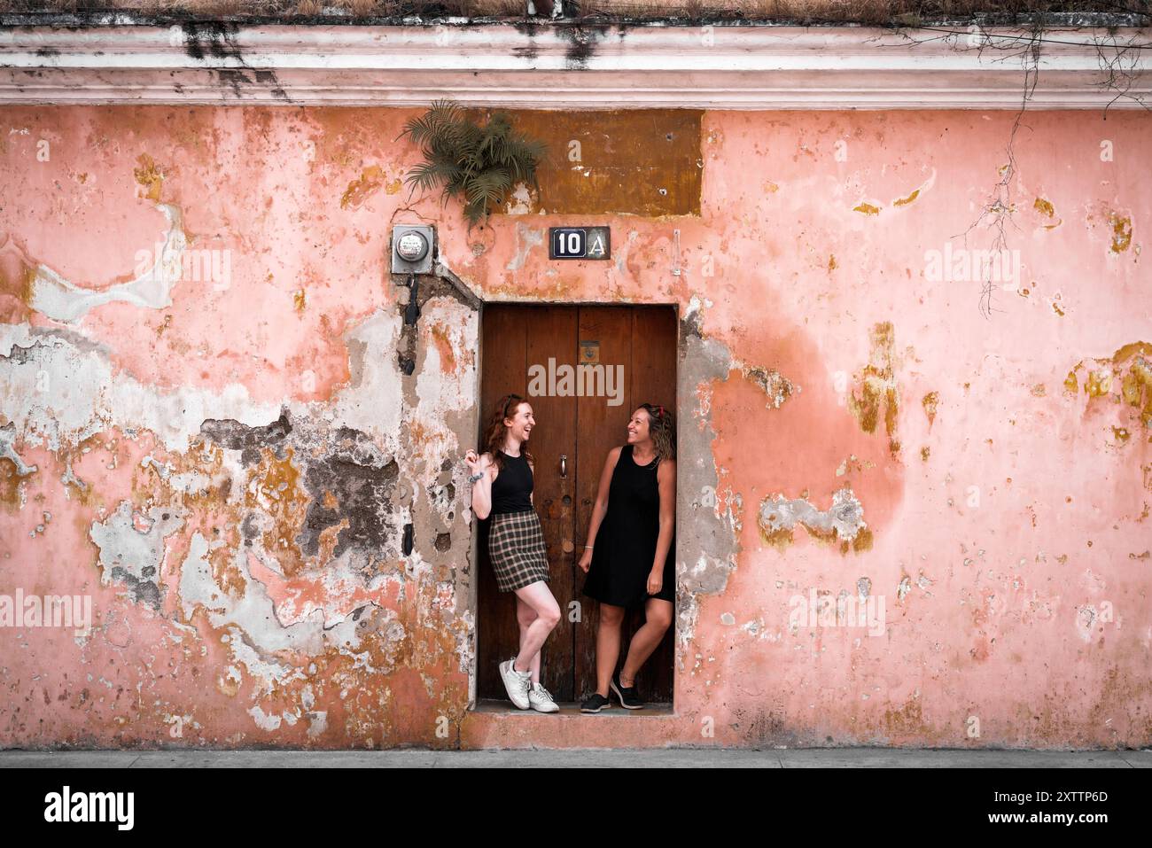 Freunde lachen an der verwitterten Mauer in Antigua, Guatemala Stockfoto Freunde lachen an der verwitterten Mauer in Antigua, Guatemala Stockfoto