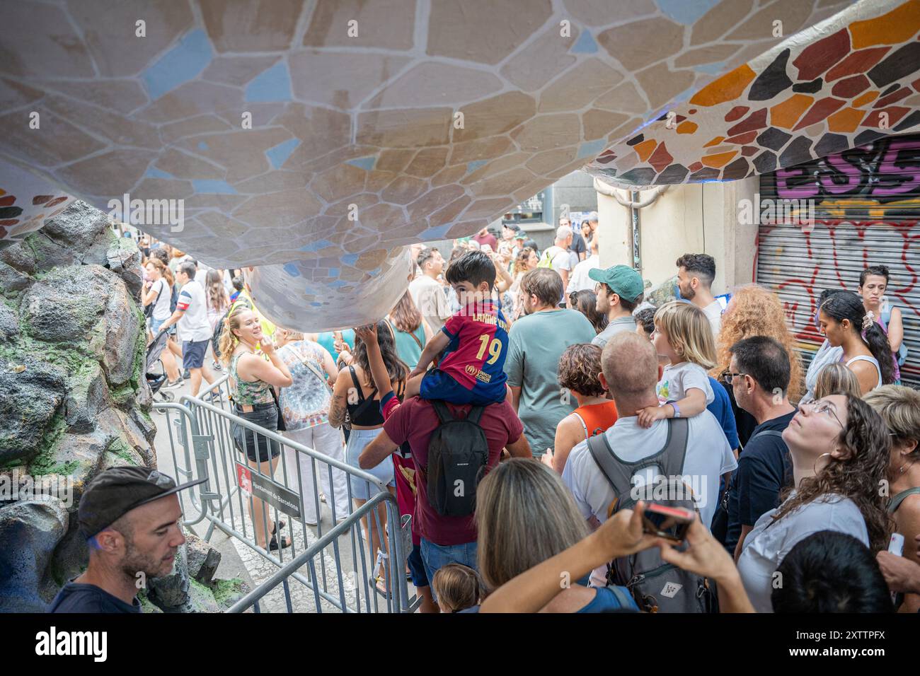 Barcelona, Barcelona, Spanien. August 2024. Tausende von Menschen strömen während des Gracia Festivals in die geschmückten Straßen von Gracia, jedes Jahr voller und voller Tourismus. Dies ist eine Tradition, in der die Nachbarn jeder Straße zusammenkommen, um sie als Symbol der Brüderlichkeit und Identität zu schmücken. (Kreditbild: © Marc Asensio Clupes/ZUMA Press Wire) NUR REDAKTIONELLE VERWENDUNG! Nicht für kommerzielle ZWECKE! Stockfoto